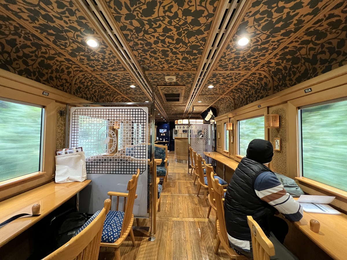 探訪熊本阿蘇山脈的闊綠與美地，宛如進入了一輛會移動的森林客廳｜JR九州觀光列車系列 往返熊本、阿蘇與宮地車站的翡翠 山翡翠對號觀光列車 @。CJ夫人。