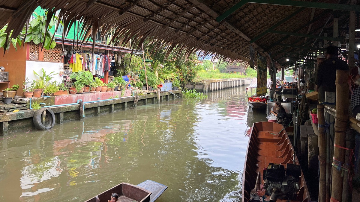 泰國當地人週末會來的鄉間版水上市場！慢速船遊運河、快速船去喝咖啡，最後再吃一輪烤魚烤大蝦｜泰國曼谷 空叻瑪榮水上市場（Khlong Lat Mayom Floating Market） @。CJ夫人。