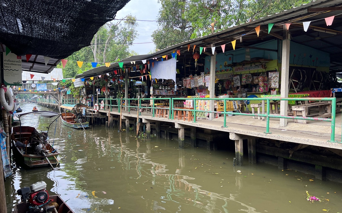 泰國當地人週末會來的鄉間版水上市場！慢速船遊運河、快速船去喝咖啡，最後再吃一輪烤魚烤大蝦｜泰國曼谷 空叻瑪榮水上市場（Khlong Lat Mayom Floating Market） @。CJ夫人。