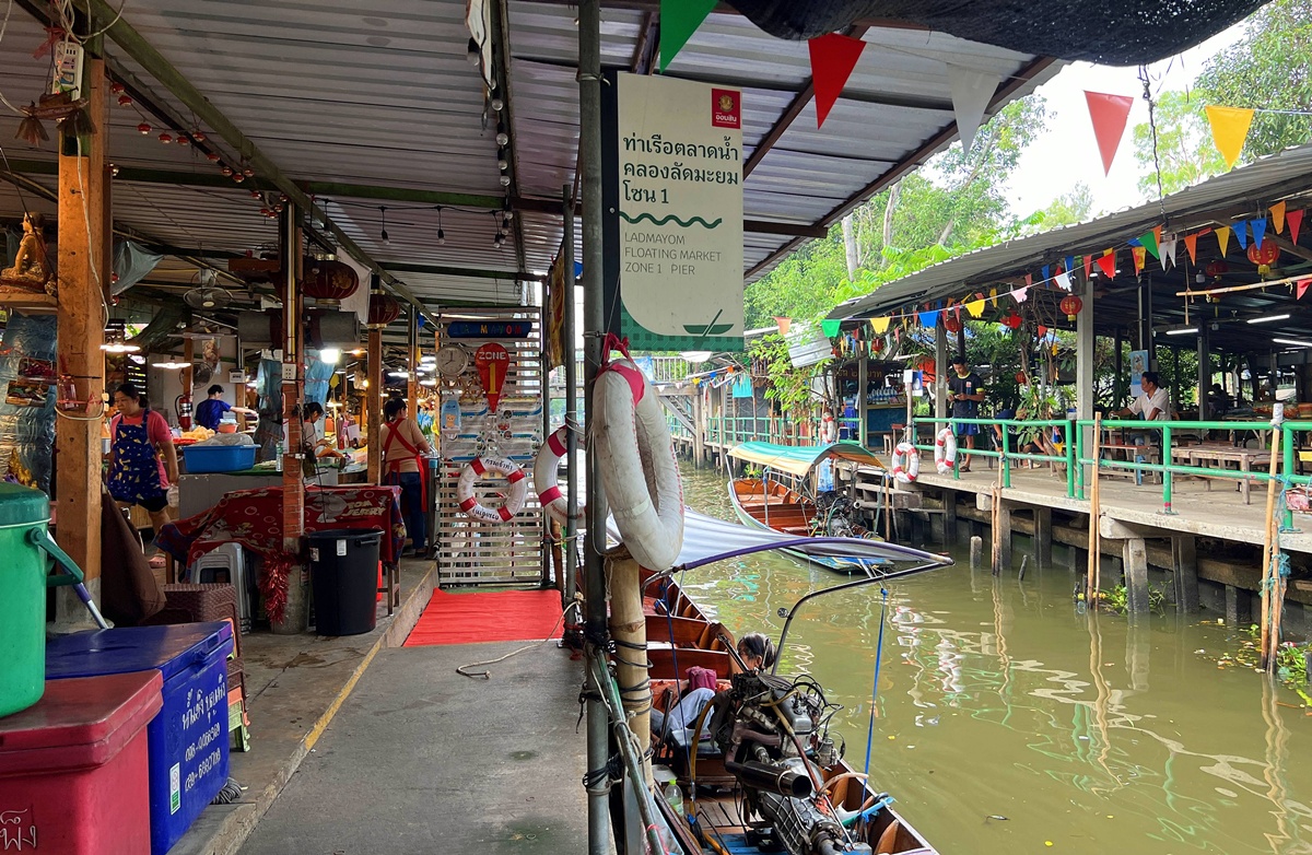 泰國當地人週末會來的鄉間版水上市場！慢速船遊運河、快速船去喝咖啡，最後再吃一輪烤魚烤大蝦｜泰國曼谷 空叻瑪榮水上市場（Khlong Lat Mayom Floating Market） @。CJ夫人。