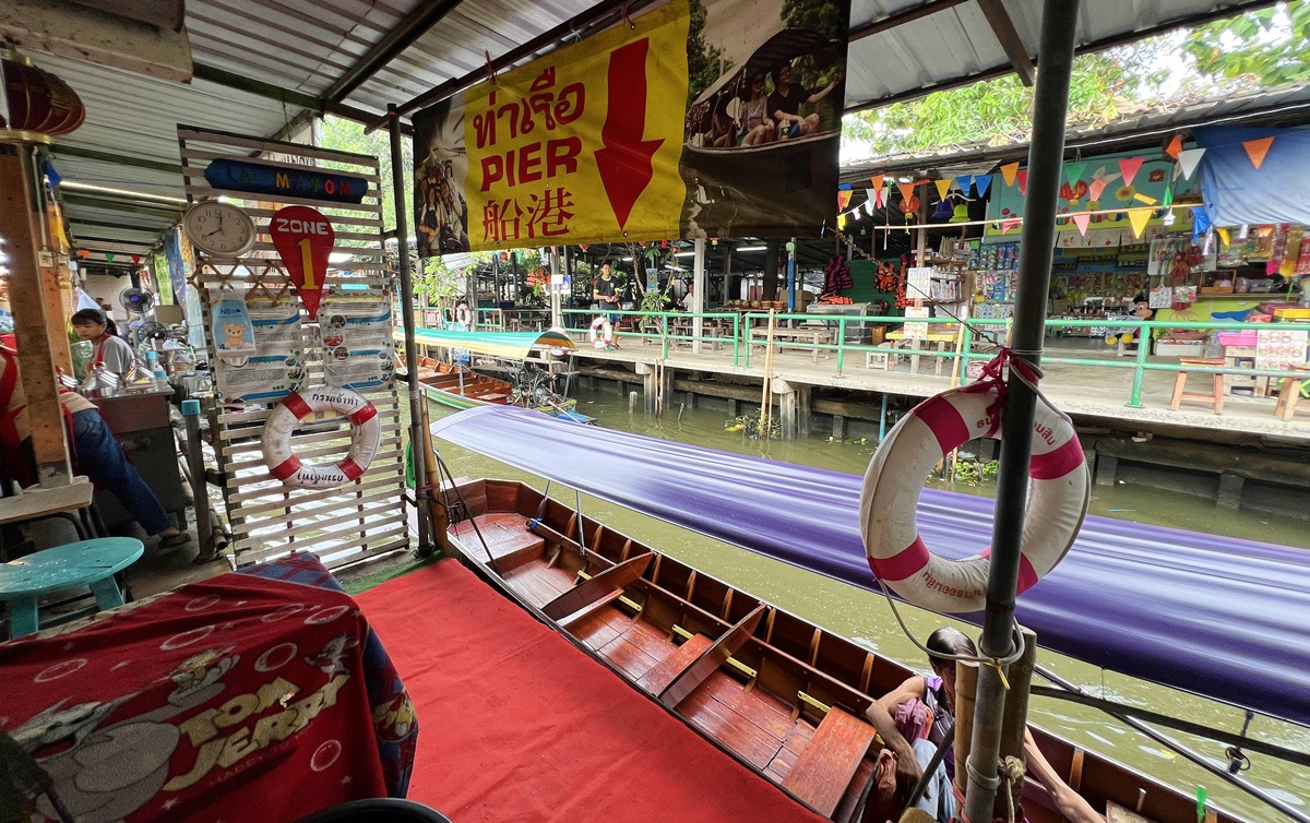 泰國當地人週末會來的鄉間版水上市場！慢速船遊運河、快速船去喝咖啡，最後再吃一輪烤魚烤大蝦｜泰國曼谷 空叻瑪榮水上市場（Khlong Lat Mayom Floating Market） @。CJ夫人。