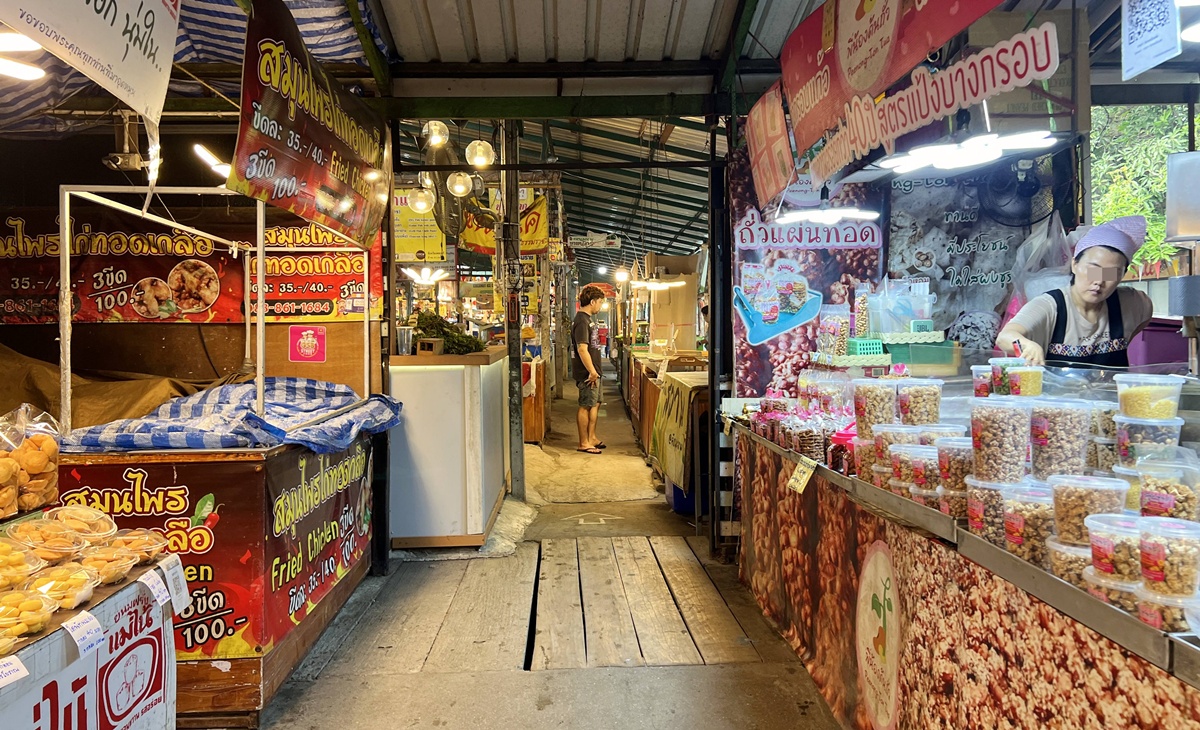 泰國當地人週末會來的鄉間版水上市場！慢速船遊運河、快速船去喝咖啡，最後再吃一輪烤魚烤大蝦｜泰國曼谷 空叻瑪榮水上市場（Khlong Lat Mayom Floating Market） @。CJ夫人。