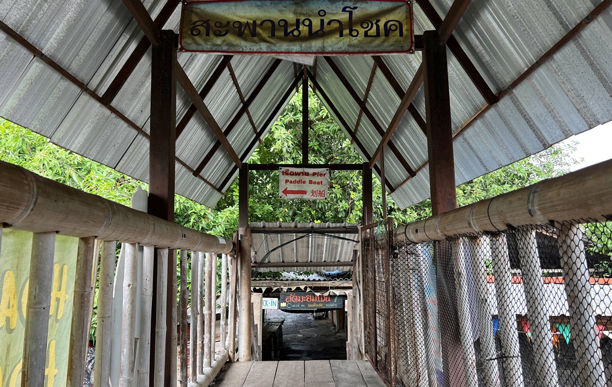 泰國當地人週末會來的鄉間版水上市場！慢速船遊運河、快速船去喝咖啡，最後再吃一輪烤魚烤大蝦｜泰國曼谷 空叻瑪榮水上市場（Khlong Lat Mayom Floating Market） @。CJ夫人。