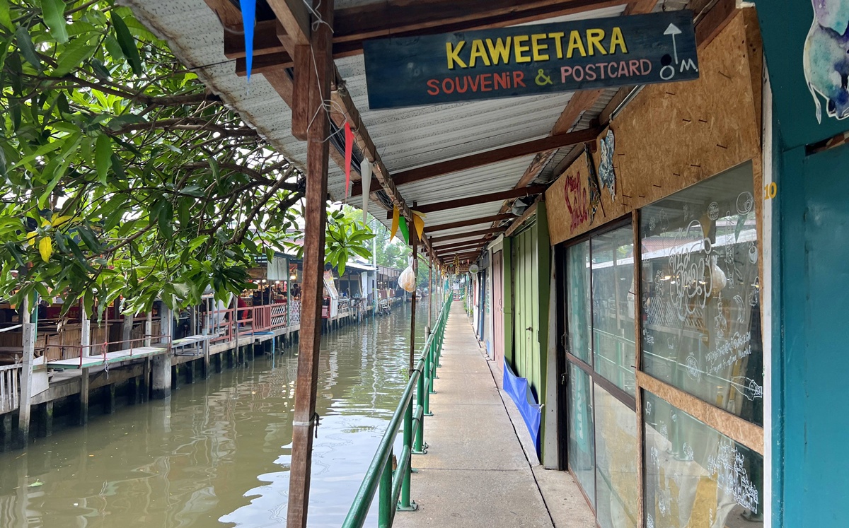 泰國當地人週末會來的鄉間版水上市場！慢速船遊運河、快速船去喝咖啡，最後再吃一輪烤魚烤大蝦｜泰國曼谷 空叻瑪榮水上市場（Khlong Lat Mayom Floating Market） @。CJ夫人。