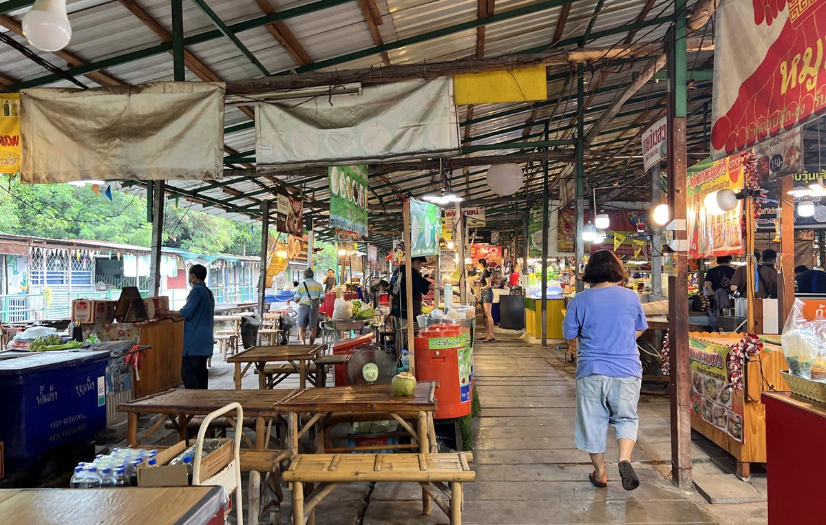 泰國當地人週末會來的鄉間版水上市場！慢速船遊運河、快速船去喝咖啡，最後再吃一輪烤魚烤大蝦｜泰國曼谷 空叻瑪榮水上市場（Khlong Lat Mayom Floating Market） @。CJ夫人。