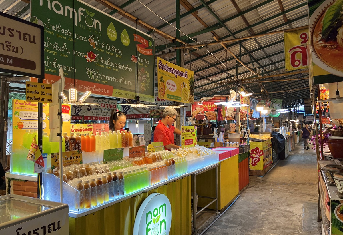 泰國當地人週末會來的鄉間版水上市場！慢速船遊運河、快速船去喝咖啡，最後再吃一輪烤魚烤大蝦｜泰國曼谷 空叻瑪榮水上市場（Khlong Lat Mayom Floating Market） @。CJ夫人。