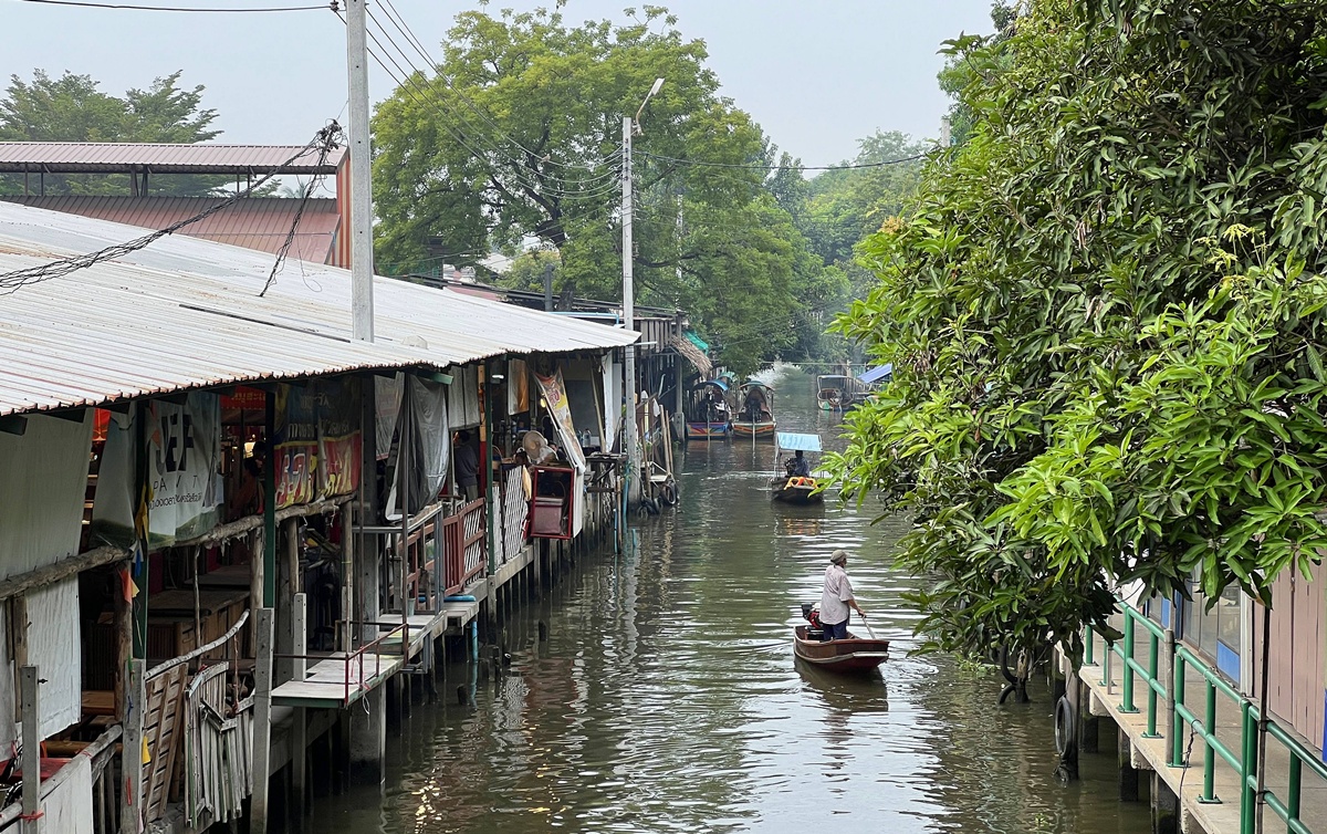 泰國當地人週末會來的鄉間版水上市場！慢速船遊運河、快速船去喝咖啡，最後再吃一輪烤魚烤大蝦｜泰國曼谷 空叻瑪榮水上市場（Khlong Lat Mayom Floating Market） @。CJ夫人。
