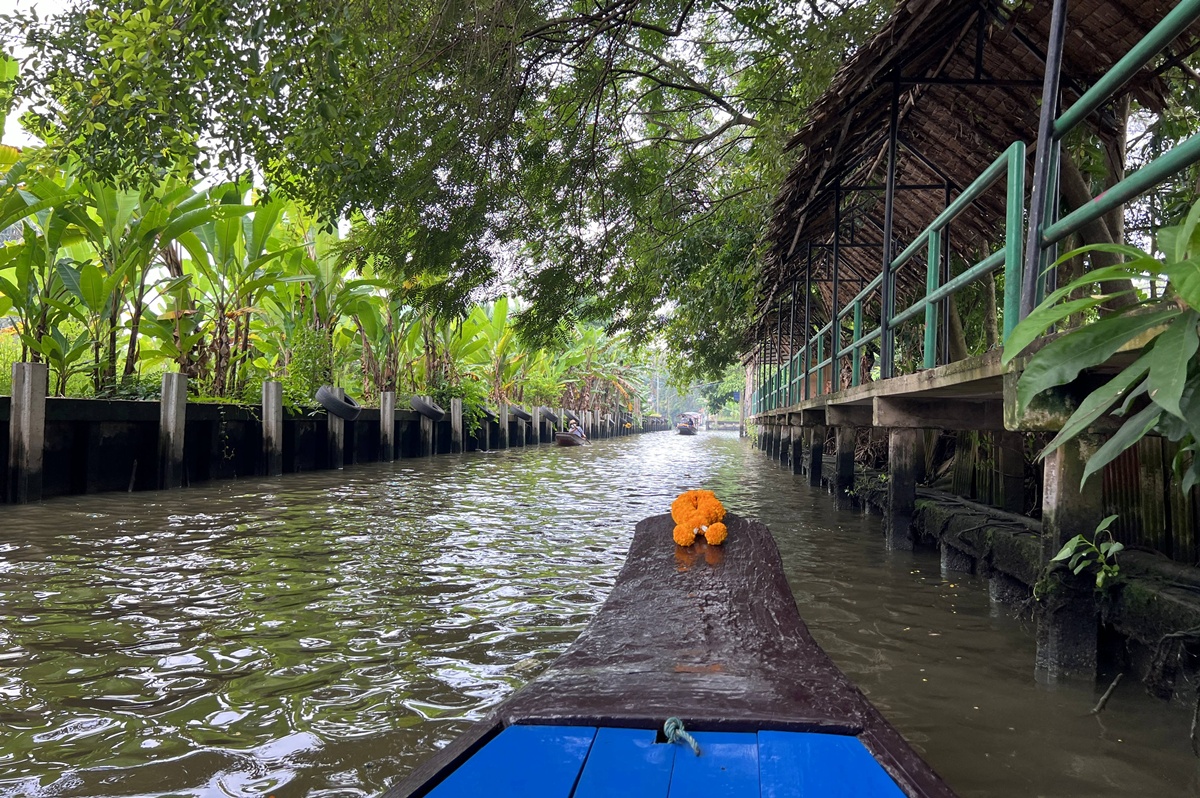 泰國當地人週末會來的鄉間版水上市場！慢速船遊運河、快速船去喝咖啡，最後再吃一輪烤魚烤大蝦｜泰國曼谷 空叻瑪榮水上市場（Khlong Lat Mayom Floating Market） @。CJ夫人。