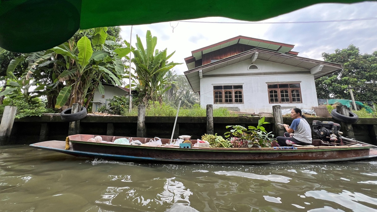 泰國當地人週末會來的鄉間版水上市場！慢速船遊運河、快速船去喝咖啡，最後再吃一輪烤魚烤大蝦｜泰國曼谷 空叻瑪榮水上市場（Khlong Lat Mayom Floating Market） @。CJ夫人。