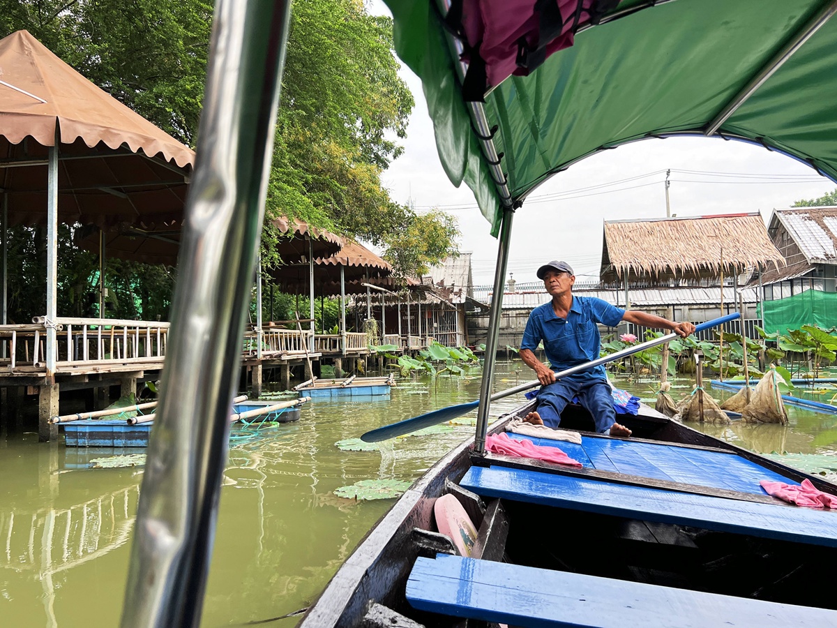 泰國當地人週末會來的鄉間版水上市場！慢速船遊運河、快速船去喝咖啡，最後再吃一輪烤魚烤大蝦｜泰國曼谷 空叻瑪榮水上市場（Khlong Lat Mayom Floating Market） @。CJ夫人。