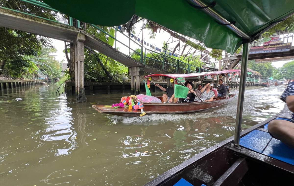 泰國當地人週末會來的鄉間版水上市場！慢速船遊運河、快速船去喝咖啡，最後再吃一輪烤魚烤大蝦｜泰國曼谷 空叻瑪榮水上市場（Khlong Lat Mayom Floating Market） @。CJ夫人。