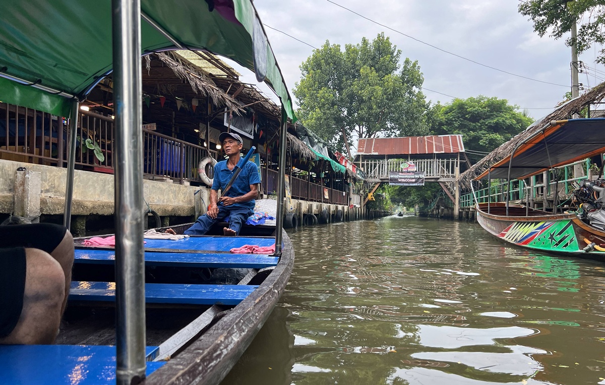 泰國當地人週末會來的鄉間版水上市場！慢速船遊運河、快速船去喝咖啡，最後再吃一輪烤魚烤大蝦｜泰國曼谷 空叻瑪榮水上市場（Khlong Lat Mayom Floating Market） @。CJ夫人。