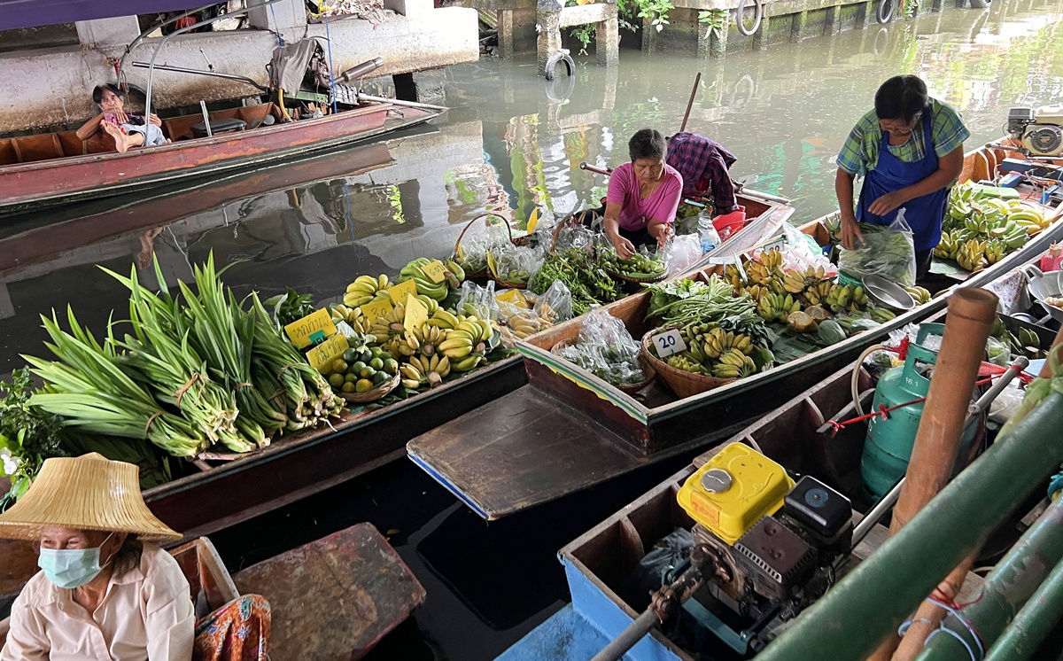 泰國當地人週末會來的鄉間版水上市場！慢速船遊運河、快速船去喝咖啡，最後再吃一輪烤魚烤大蝦｜泰國曼谷 空叻瑪榮水上市場（Khlong Lat Mayom Floating Market） @。CJ夫人。