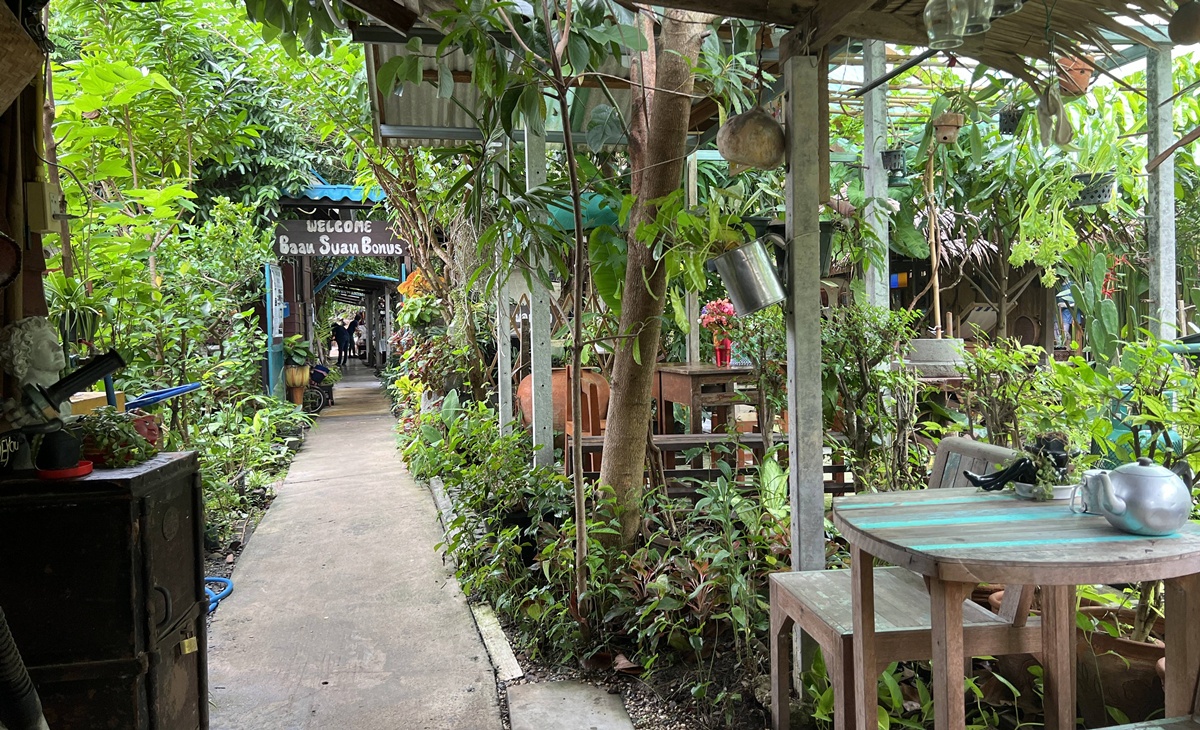 泰國當地人週末會來的鄉間版水上市場！慢速船遊運河、快速船去喝咖啡，最後再吃一輪烤魚烤大蝦｜泰國曼谷 空叻瑪榮水上市場（Khlong Lat Mayom Floating Market） @。CJ夫人。