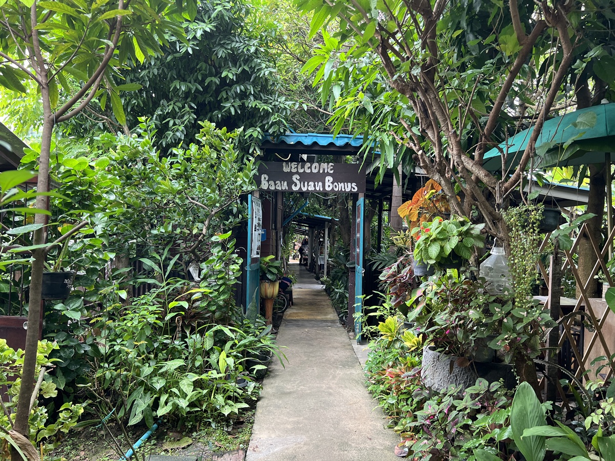 泰國當地人週末會來的鄉間版水上市場！慢速船遊運河、快速船去喝咖啡，最後再吃一輪烤魚烤大蝦｜泰國曼谷 空叻瑪榮水上市場（Khlong Lat Mayom Floating Market） @。CJ夫人。