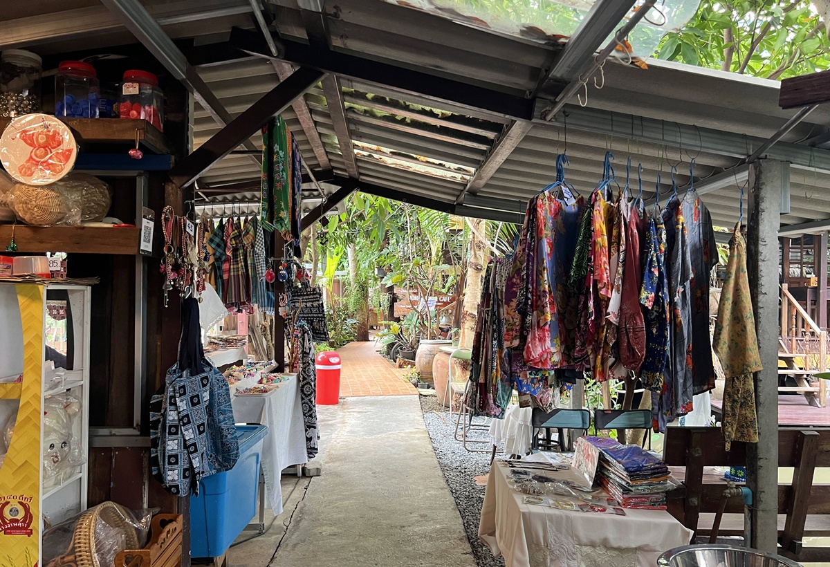 泰國當地人週末會來的鄉間版水上市場！慢速船遊運河、快速船去喝咖啡，最後再吃一輪烤魚烤大蝦｜泰國曼谷 空叻瑪榮水上市場（Khlong Lat Mayom Floating Market） @。CJ夫人。