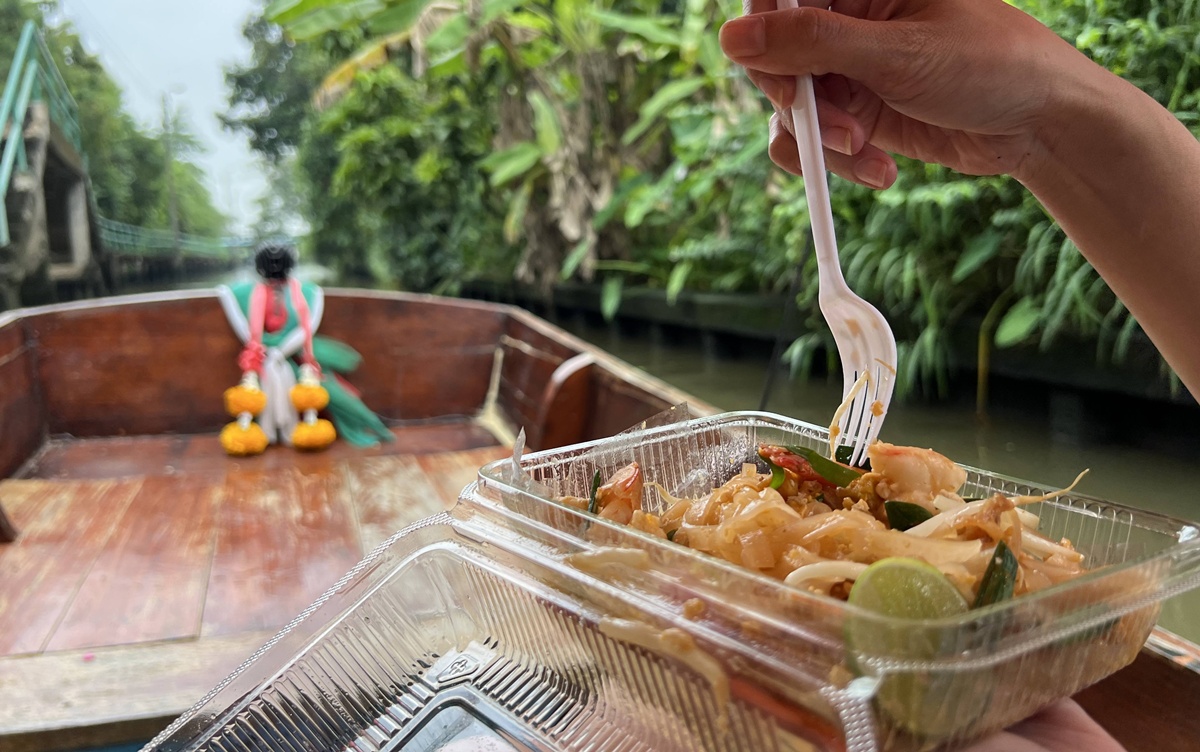 泰國當地人週末會來的鄉間版水上市場！慢速船遊運河、快速船去喝咖啡，最後再吃一輪烤魚烤大蝦｜泰國曼谷 空叻瑪榮水上市場（Khlong Lat Mayom Floating Market） @。CJ夫人。