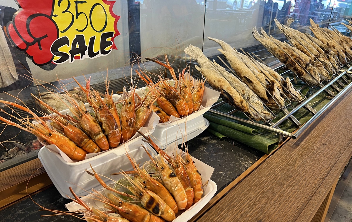 泰國當地人週末會來的鄉間版水上市場！慢速船遊運河、快速船去喝咖啡，最後再吃一輪烤魚烤大蝦｜泰國曼谷 空叻瑪榮水上市場（Khlong Lat Mayom Floating Market） @。CJ夫人。