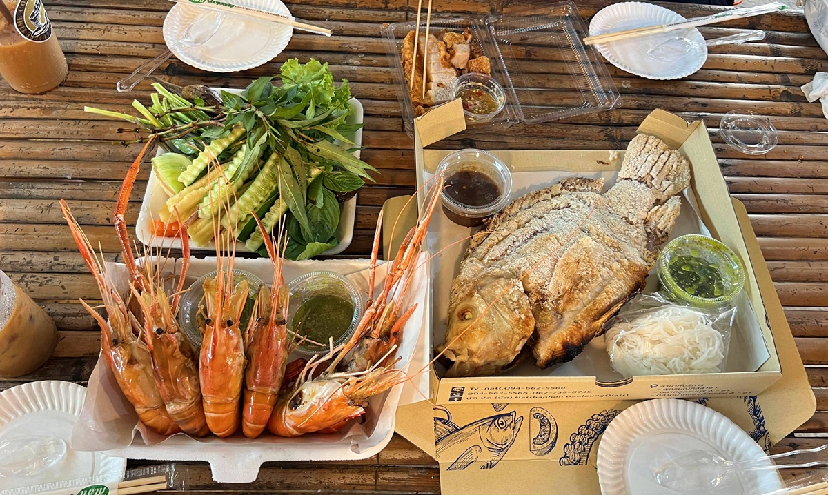 泰國當地人週末會來的鄉間版水上市場！慢速船遊運河、快速船去喝咖啡，最後再吃一輪烤魚烤大蝦｜泰國曼谷 空叻瑪榮水上市場（Khlong Lat Mayom Floating Market） @。CJ夫人。