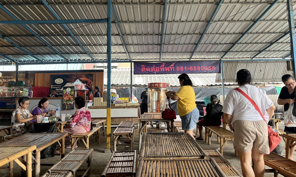 泰國當地人週末會來的鄉間版水上市場！慢速船遊運河、快速船去喝咖啡，最後再吃一輪烤魚烤大蝦｜泰國曼谷 空叻瑪榮水上市場（Khlong Lat Mayom Floating Market） @。CJ夫人。