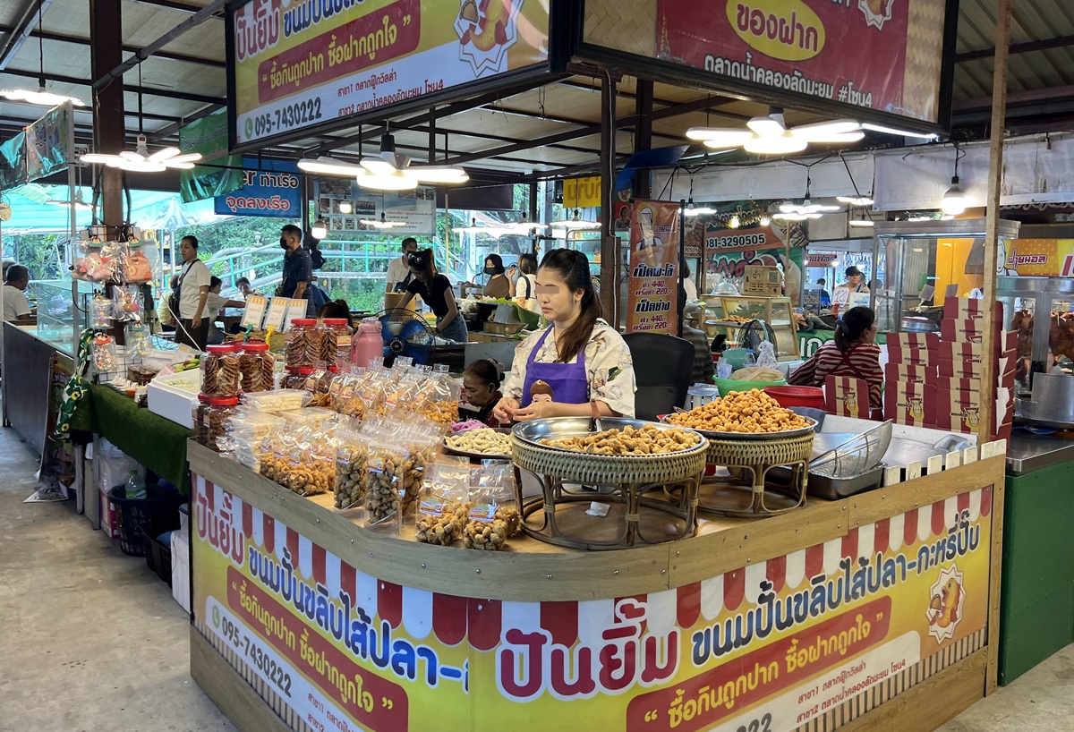 泰國當地人週末會來的鄉間版水上市場！慢速船遊運河、快速船去喝咖啡，最後再吃一輪烤魚烤大蝦｜泰國曼谷 空叻瑪榮水上市場（Khlong Lat Mayom Floating Market） @。CJ夫人。