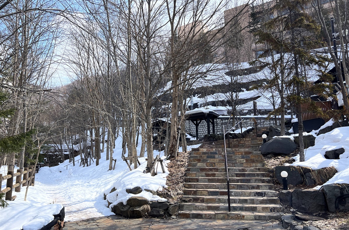 在城市與山林的交界處，不是觀光，是療癒！日本北海道定山溪的冬日一日泡湯提案：足湯、手湯、日歸溫泉 @。CJ夫人。