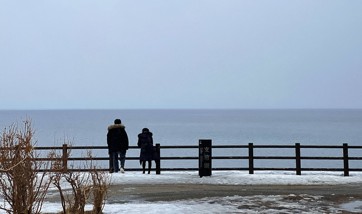 北海道最安靜的冬日一隅，靜得都能聽見冰濤融化的聲音。冬季日本北海道支笏湖一日遊行程安排，僅獻給喜愛小眾漫遊的旅行者。 @。CJ夫人。
