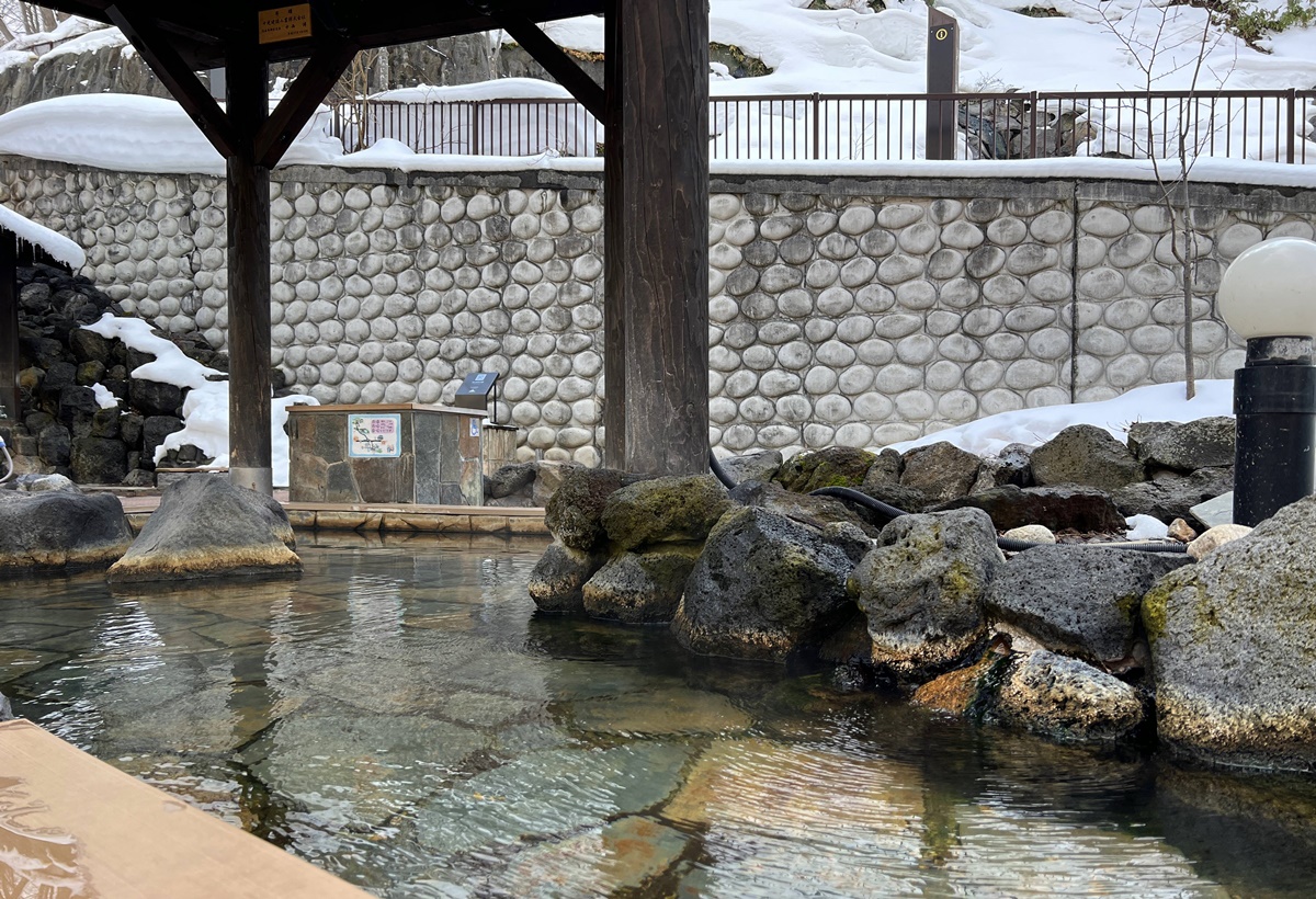 在城市與山林的交界處，不是觀光，是療癒！日本北海道定山溪的冬日一日泡湯提案：足湯、手湯、日歸溫泉 @。CJ夫人。