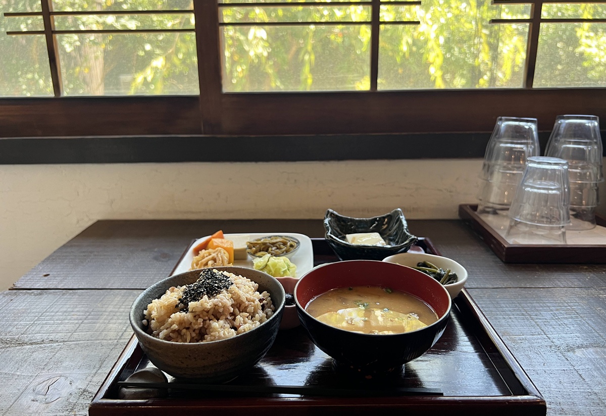 直島的慢食體驗！一個讓人坐在古民家、吃回自然、在直島找到慢下來節奏的古樸食堂｜日本瀨戶內海直島本村地區 玄米心食 @。CJ夫人。