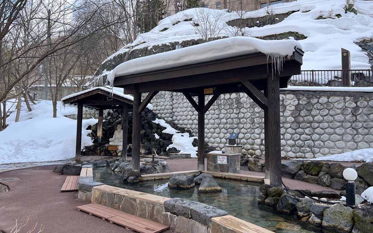 在城市與山林的交界處，不是觀光，是療癒！日本北海道定山溪的冬日一日泡湯提案：足湯、手湯、日歸溫泉 @。CJ夫人。