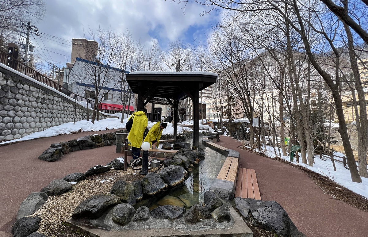 在城市與山林的交界處，不是觀光，是療癒！日本北海道定山溪的冬日一日泡湯提案：足湯、手湯、日歸溫泉 @。CJ夫人。
