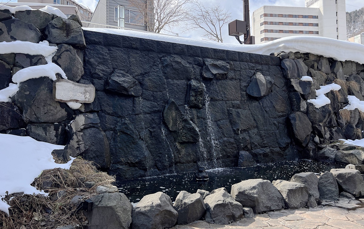 在城市與山林的交界處，不是觀光，是療癒！日本北海道定山溪的冬日一日泡湯提案：足湯、手湯、日歸溫泉 @。CJ夫人。