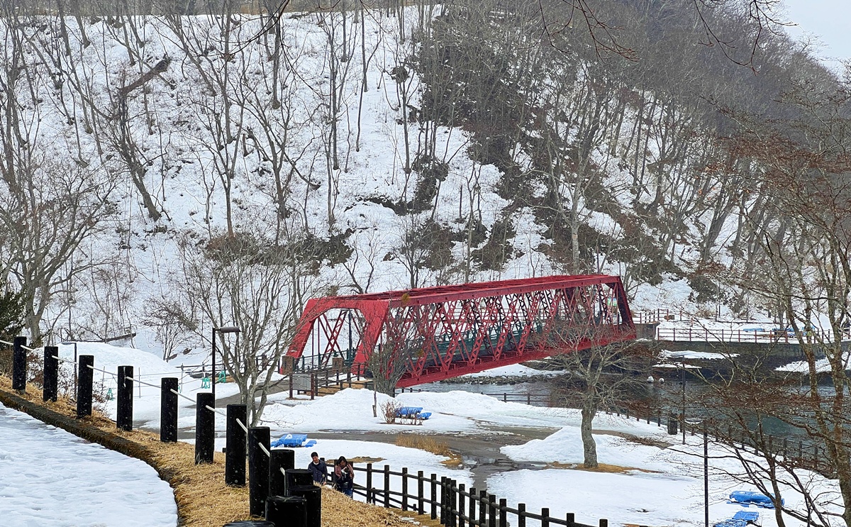 北海道最安靜的冬日一隅，靜得都能聽見冰濤融化的聲音。冬季日本北海道支笏湖一日遊行程安排，僅獻給喜愛小眾漫遊的旅行者。 @。CJ夫人。