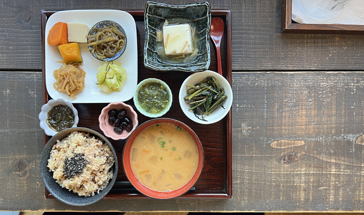 直島的慢食體驗！一個讓人坐在古民家、吃回自然、在直島找到慢下來節奏的古樸食堂｜日本瀨戶內海直島本村地區 玄米心食 @。CJ夫人。