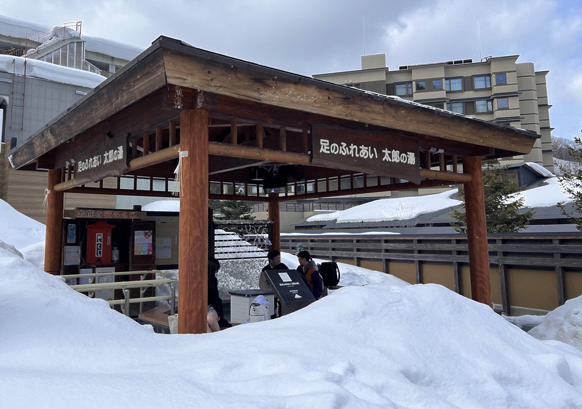 在城市與山林的交界處，不是觀光，是療癒！日本北海道定山溪的冬日一日泡湯提案：足湯、手湯、日歸溫泉 @。CJ夫人。