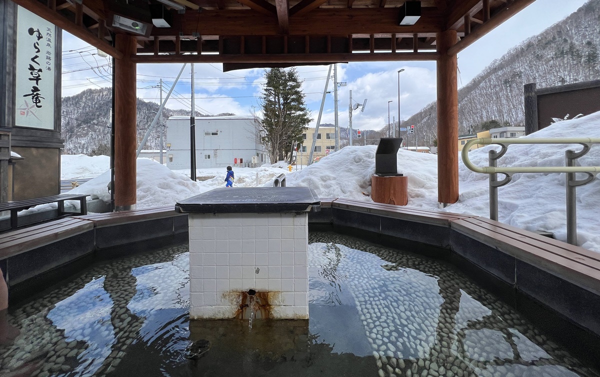 在城市與山林的交界處，不是觀光，是療癒！日本北海道定山溪的冬日一日泡湯提案：足湯、手湯、日歸溫泉 @。CJ夫人。