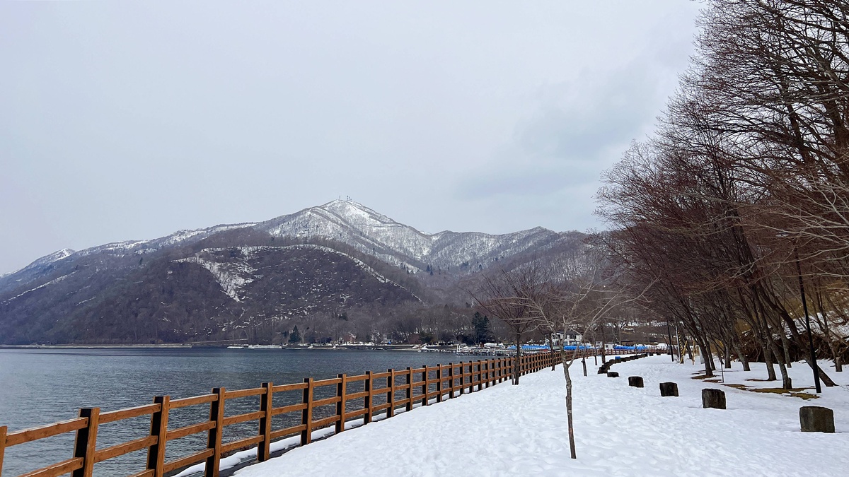 北海道最安靜的冬日一隅，靜得都能聽見冰濤融化的聲音。冬季日本北海道支笏湖一日遊行程安排，僅獻給喜愛小眾漫遊的旅行者。 @。CJ夫人。
