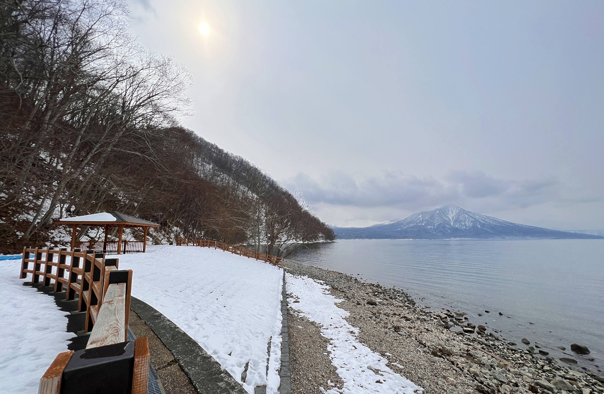 北海道最安靜的冬日一隅，靜得都能聽見冰濤融化的聲音。冬季日本北海道支笏湖一日遊行程安排，僅獻給喜愛小眾漫遊的旅行者。 @。CJ夫人。