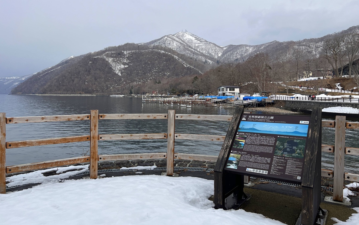 北海道最安靜的冬日一隅，靜得都能聽見冰濤融化的聲音。冬季日本北海道支笏湖一日遊行程安排，僅獻給喜愛小眾漫遊的旅行者。 @。CJ夫人。