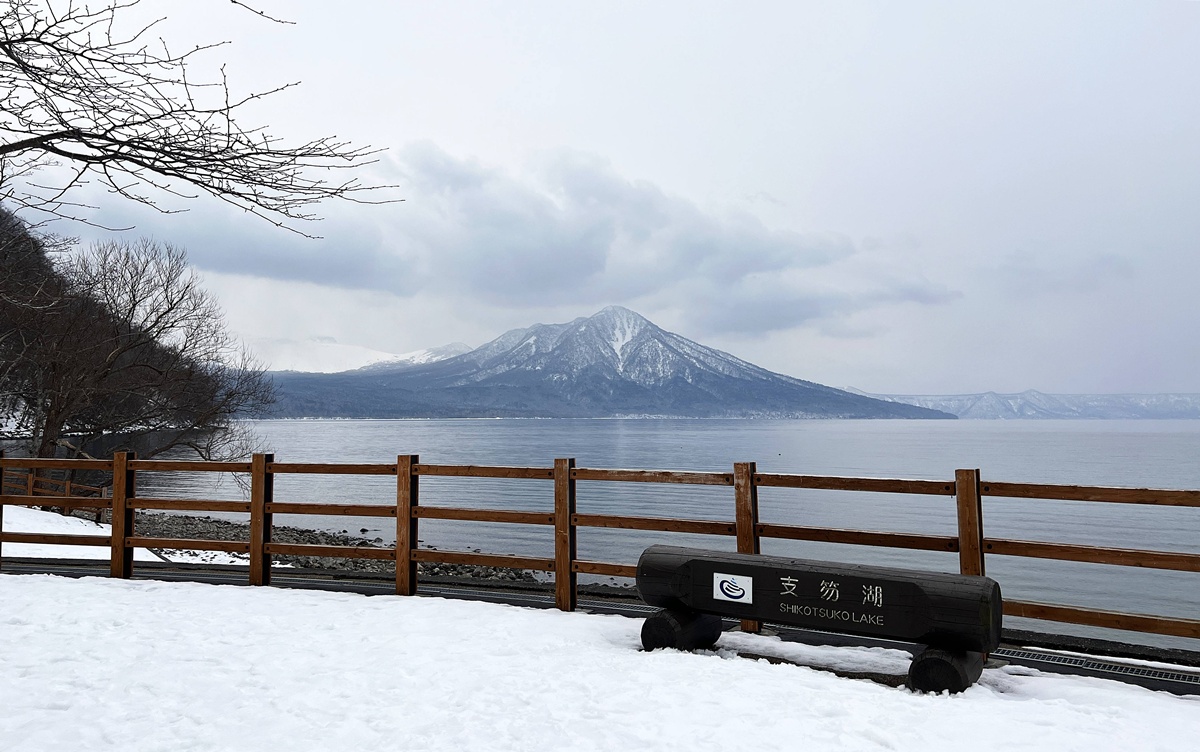 北海道最安靜的冬日一隅,靜得都能聽見冰濤融化的聲音。冬季日本北海道支笏湖一日遊行程安排,僅獻給喜愛小眾漫遊的旅行者。 北海道最安靜的冬日一隅,靜得都能聽見冰濤融化的聲音。冬季日本北海道支笏湖一日遊行程安排,僅獻給喜愛小眾漫遊的旅行者。 @。CJ夫人。