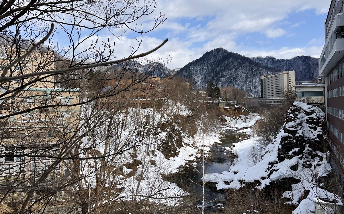 在城市與山林的交界處，不是觀光，是療癒！日本北海道定山溪的冬日一日泡湯提案：足湯、手湯、日歸溫泉 @。CJ夫人。