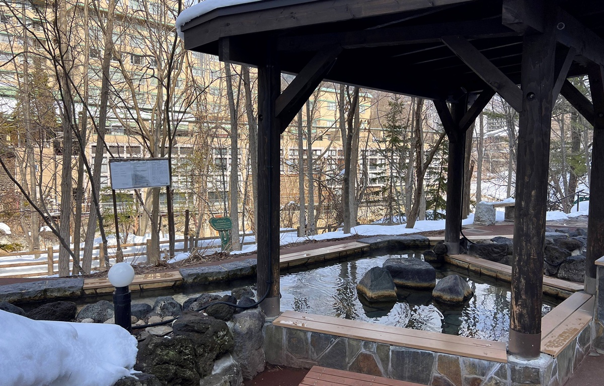 在城市與山林的交界處，不是觀光，是療癒！日本北海道定山溪的冬日一日泡湯提案：足湯、手湯、日歸溫泉 @。CJ夫人。