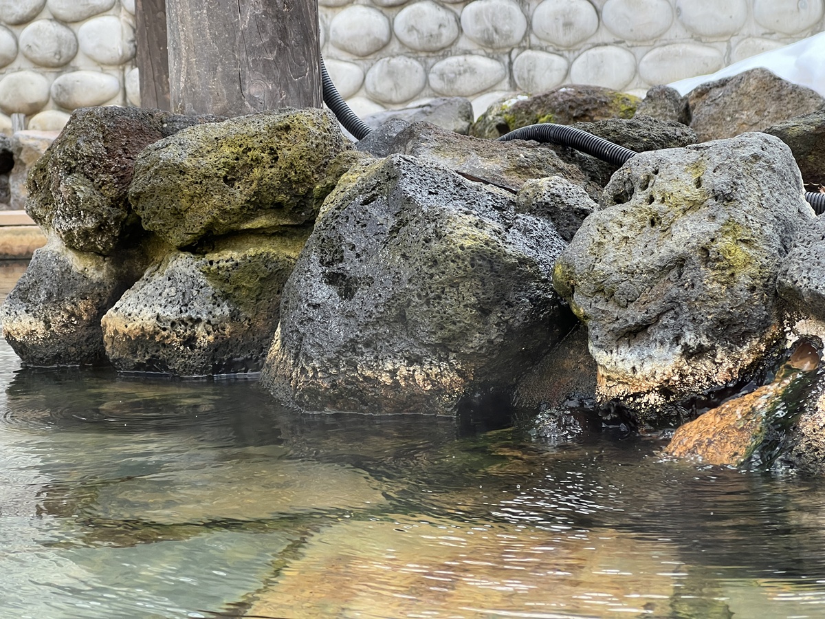 在城市與山林的交界處，不是觀光，是療癒！日本北海道定山溪的冬日一日泡湯提案：足湯、手湯、日歸溫泉 @。CJ夫人。