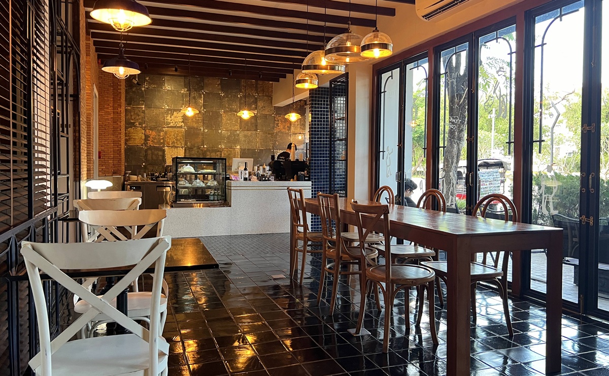 清邁老城裡的背包客棧卻像私人劇院，蘭納 × 殖民風格，低調優雅一晚只要台幣345元｜泰國清邁背包客棧住宿推薦 Khunluang Hostel @。CJ夫人。