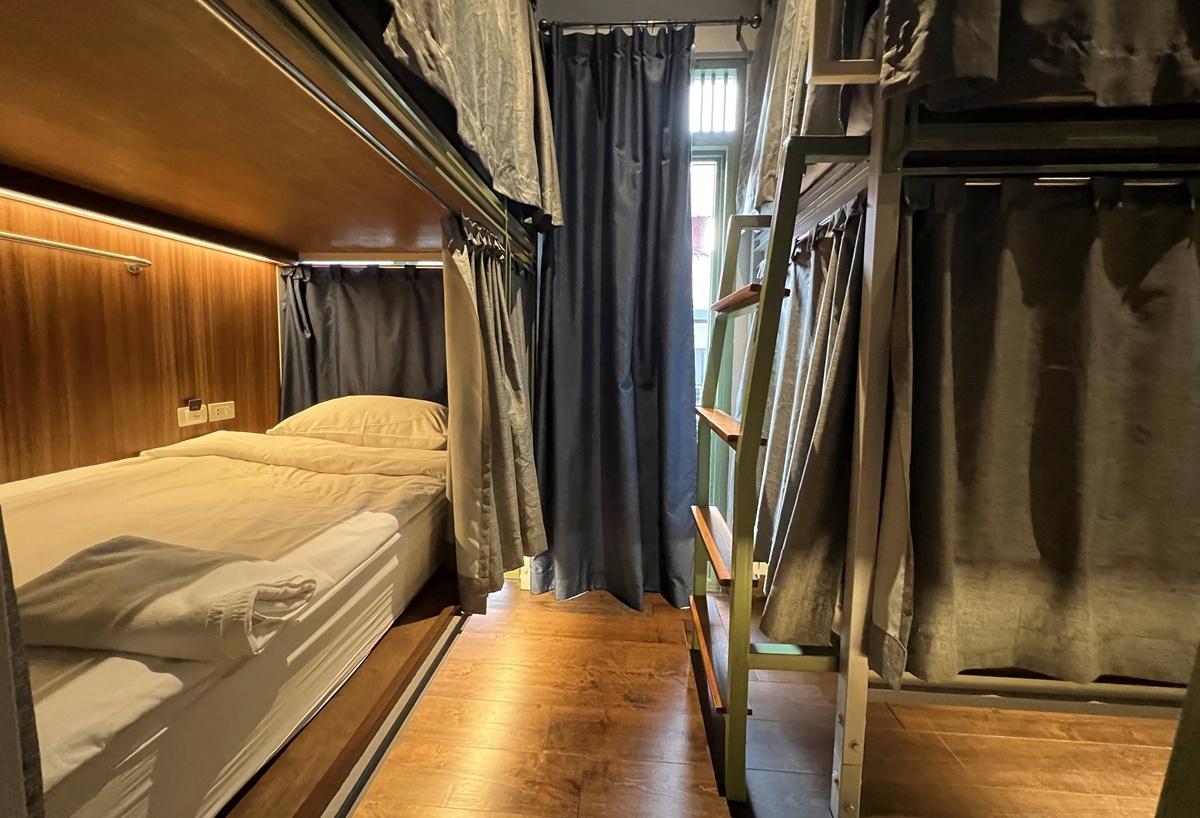 清邁老城裡的背包客棧卻像私人劇院，蘭納 × 殖民風格，低調優雅一晚只要台幣345元｜泰國清邁背包客棧住宿推薦 Khunluang Hostel @。CJ夫人。