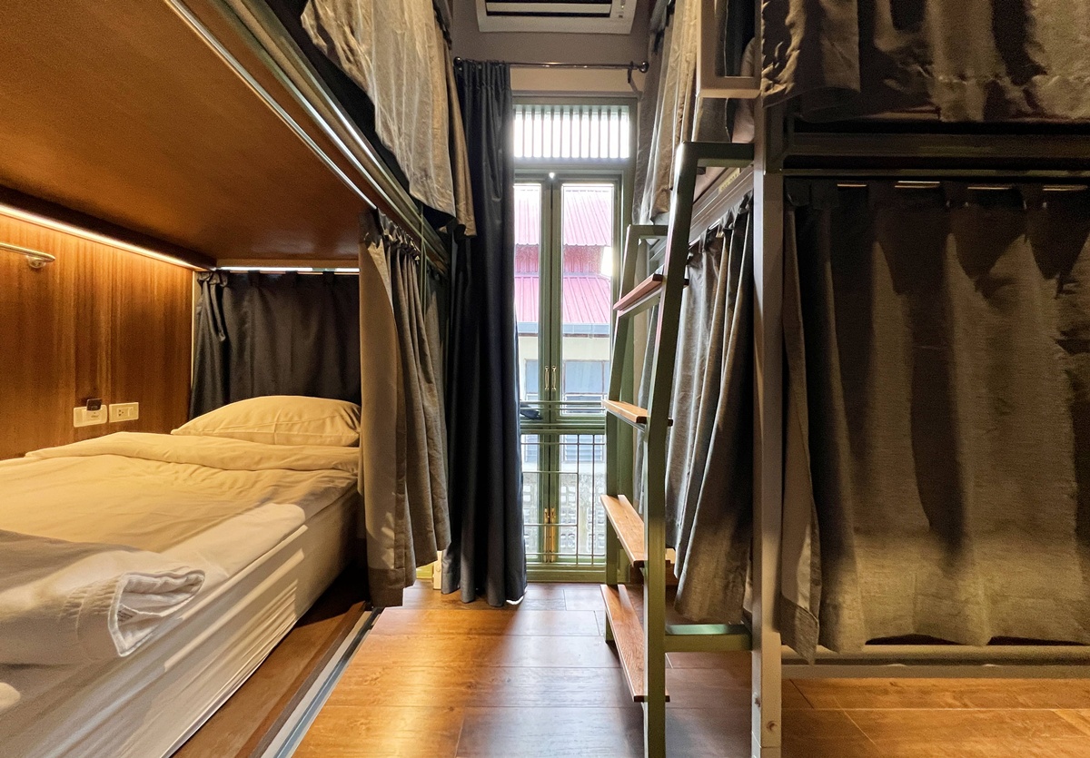 清邁老城裡的背包客棧卻像私人劇院，蘭納 × 殖民風格，低調優雅一晚只要台幣345元｜泰國清邁背包客棧住宿推薦 Khunluang Hostel @。CJ夫人。