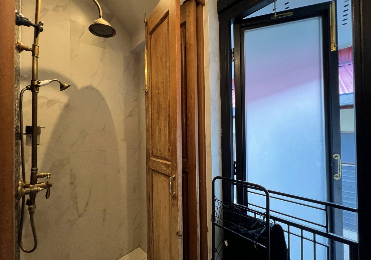 清邁老城裡的背包客棧卻像私人劇院，蘭納 × 殖民風格，低調優雅一晚只要台幣345元｜泰國清邁背包客棧住宿推薦 Khunluang Hostel @。CJ夫人。