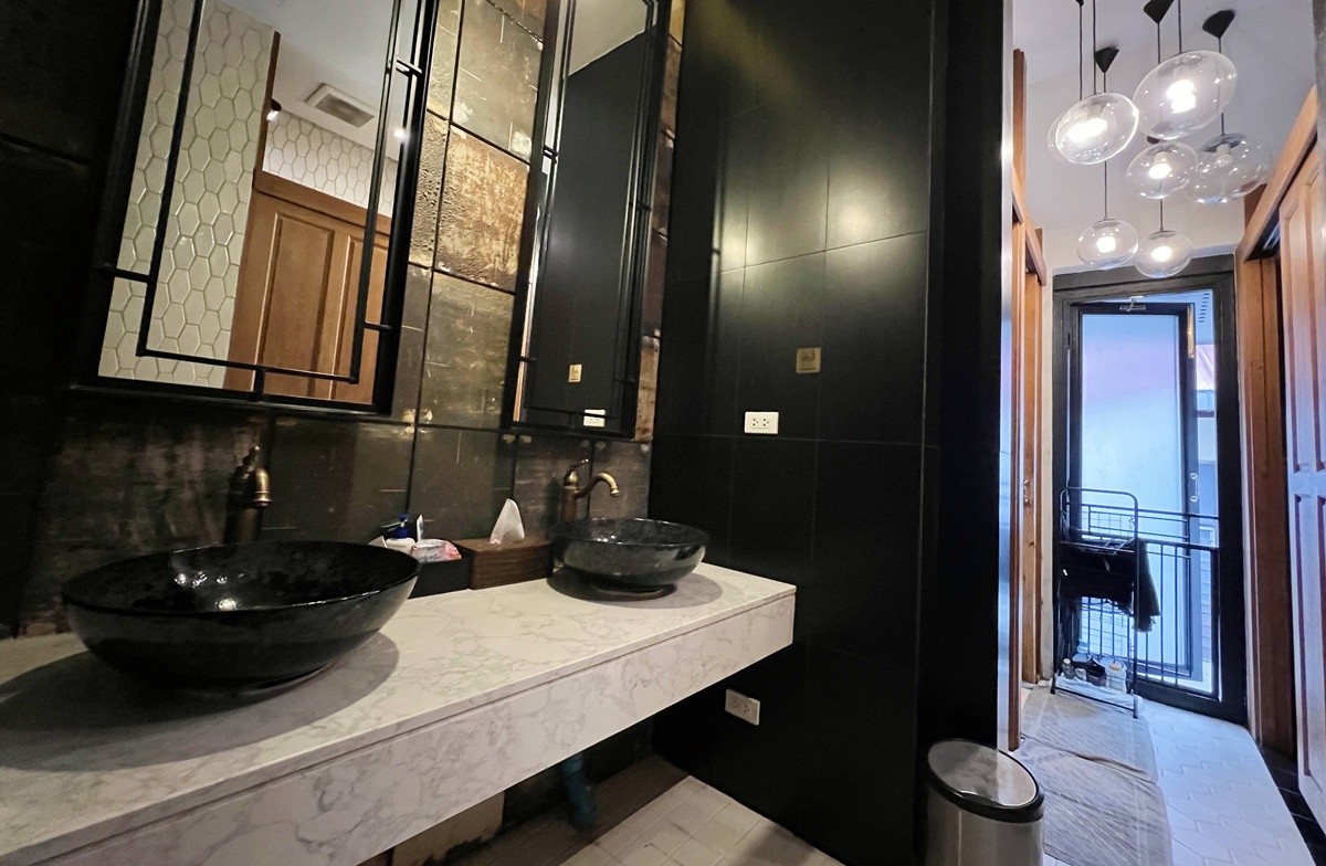 清邁老城裡的背包客棧卻像私人劇院，蘭納 × 殖民風格，低調優雅一晚只要台幣345元｜泰國清邁背包客棧住宿推薦 Khunluang Hostel @。CJ夫人。