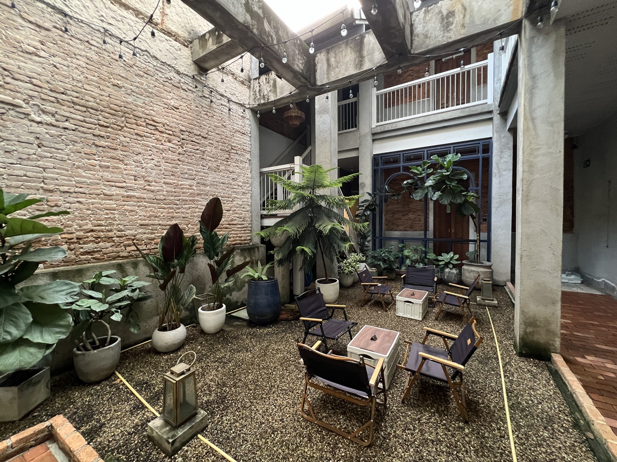 清邁老城裡的背包客棧卻像私人劇院，蘭納 × 殖民風格，低調優雅一晚只要台幣345元｜泰國清邁背包客棧住宿推薦 Khunluang Hostel @。CJ夫人。