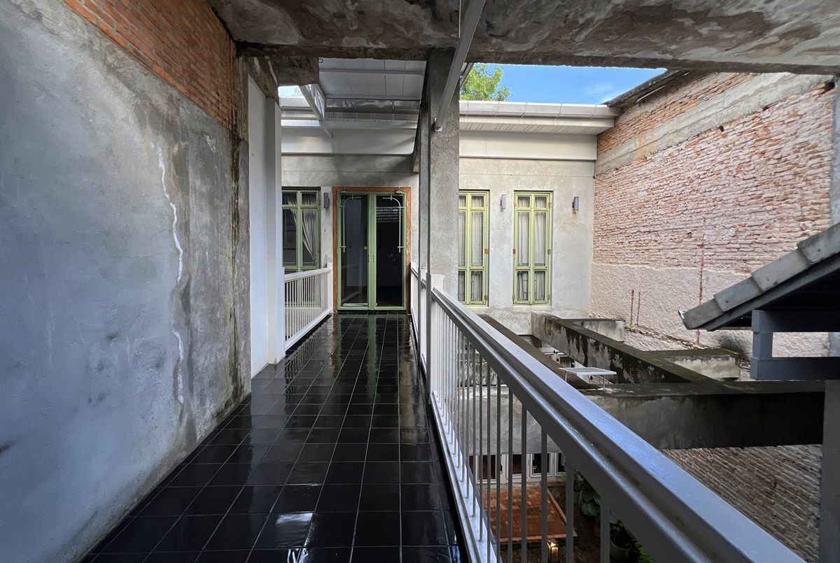 清邁老城裡的背包客棧卻像私人劇院，蘭納 × 殖民風格，低調優雅一晚只要台幣345元｜泰國清邁背包客棧住宿推薦 Khunluang Hostel @。CJ夫人。